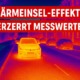 Thermografie-Aufnahme einer Stadtstraße mit Autos und Gebäuden, zeigt den Wärmeinsel-Effekt mit klaren Temperaturunterschieden